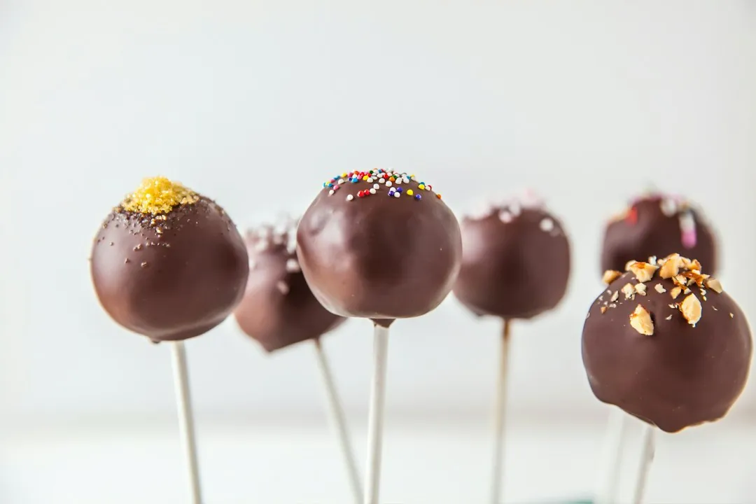 Cake pops w czekoladzie na białych patyczkach